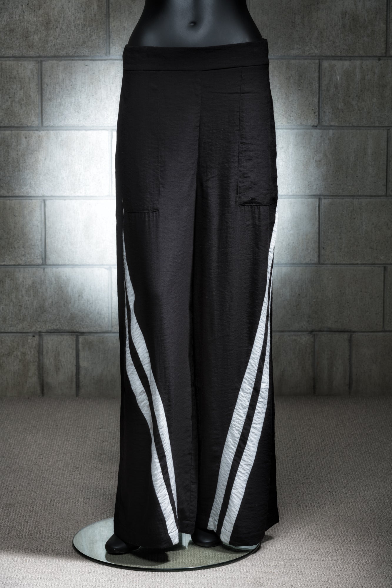 Live In Black Pants 676
